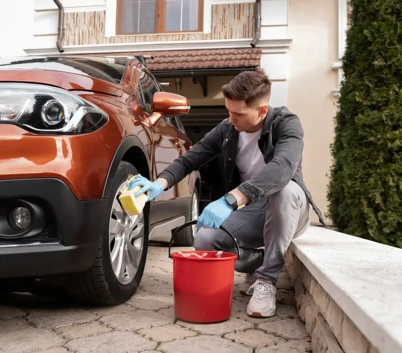 Lavage auto à domicile Beuzec-Cap-Sizun : professionnel intervenant sur un véhicule